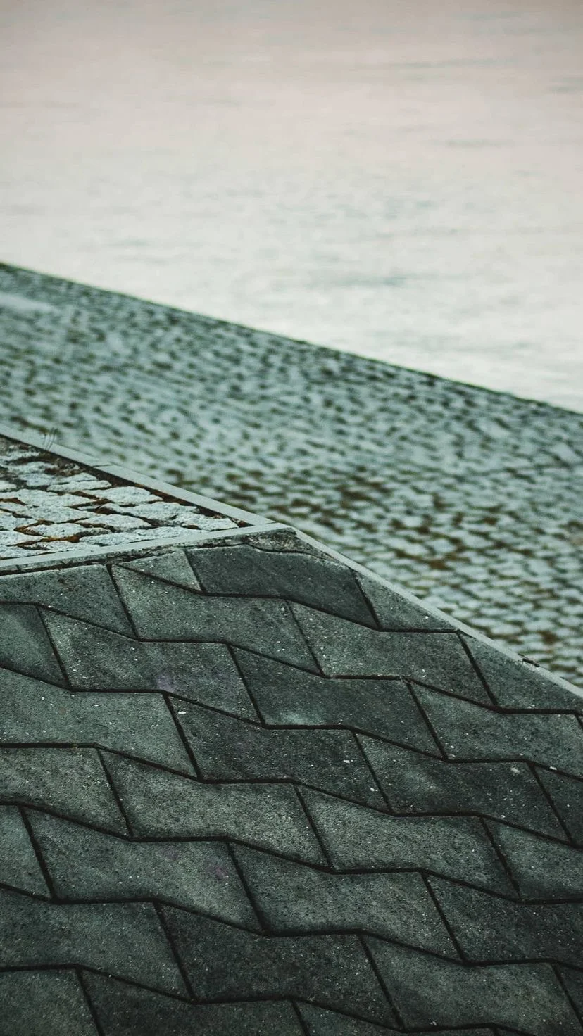 Diagonal meeting of two paving textures, W:9 H:16, photograph 17