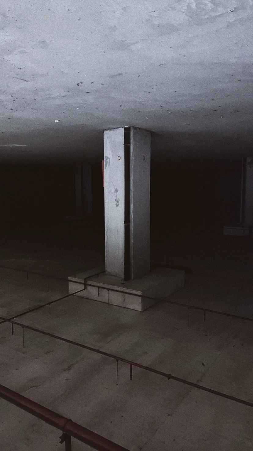 Concrete column in an empty underground space, W:9 H:16, photograph 9