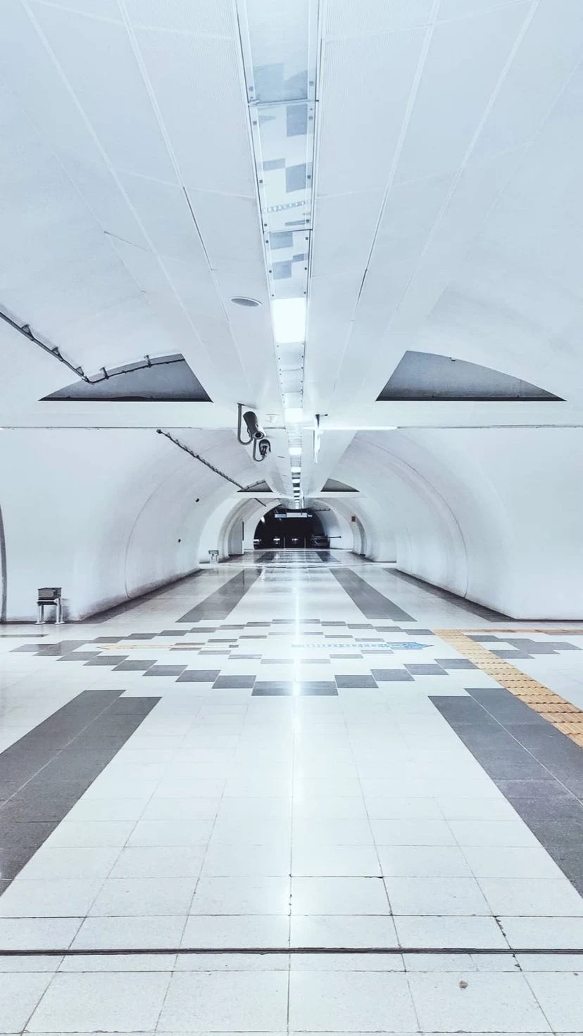 Bright symmetrical station passage, W:9 H:16, photograph 38